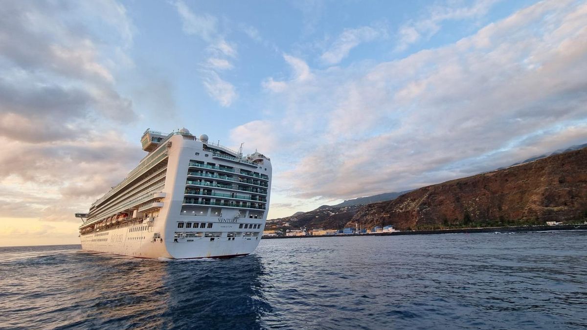 El crucero 'Ventura' en el puerto de Santa Cruz de La Palma.