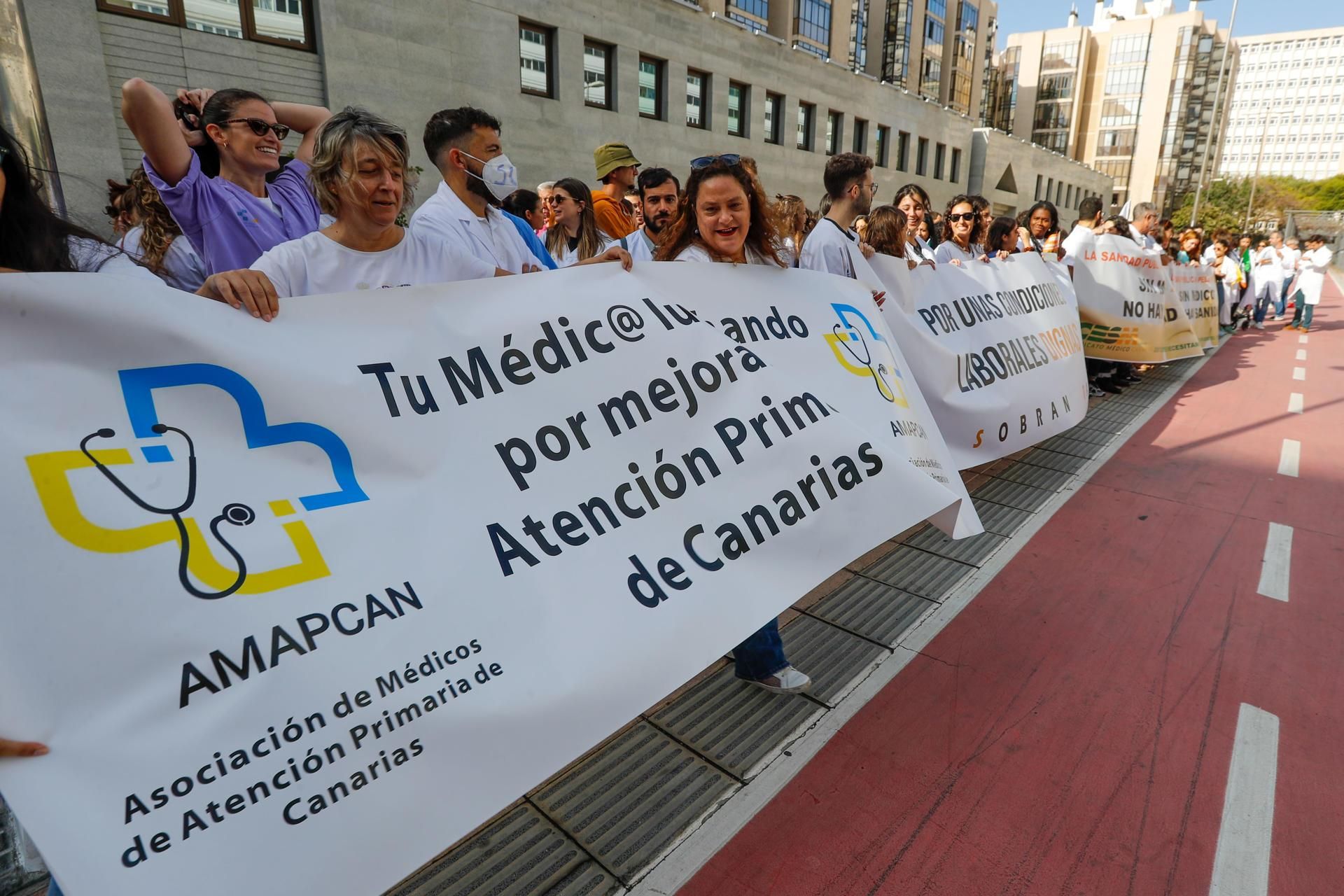 Concentración de médicos a las puertas de la Presidencia del Gobierno de Canarias en Las Palmas de Gran Canaria, este viernes