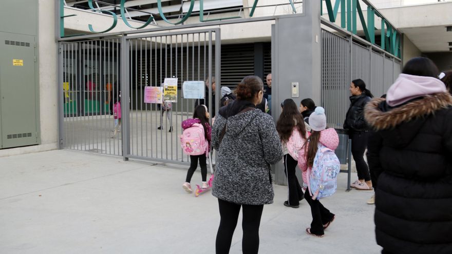Pocos alumnos al inicio de las clases este miércoles en la escuela Minerva, en Lleida