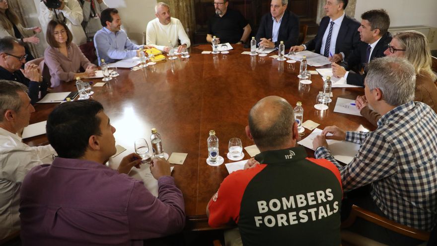 Dos sindicatos de bomberos forestales plantan a Mazón en el acto para reafirmar el tercer turno: "es bochornoso"