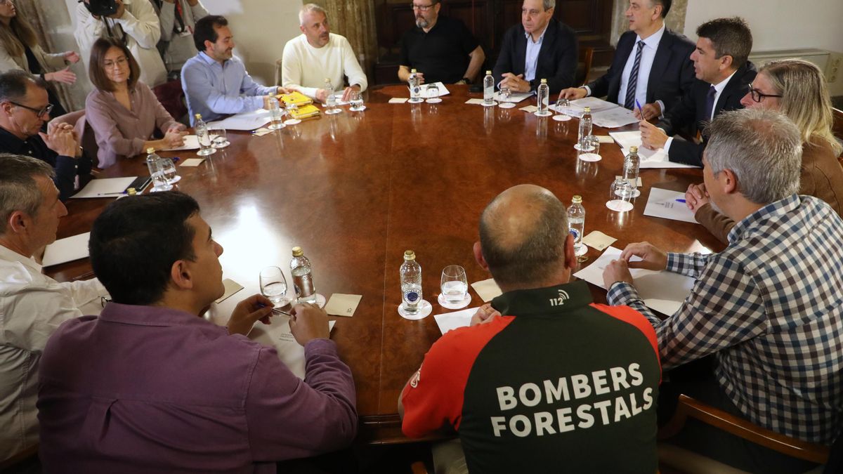 El presidente Carlos Mazón y el conseller Juan Carlos Valderrama en la reunión con representantes sindicales de los bomberos.