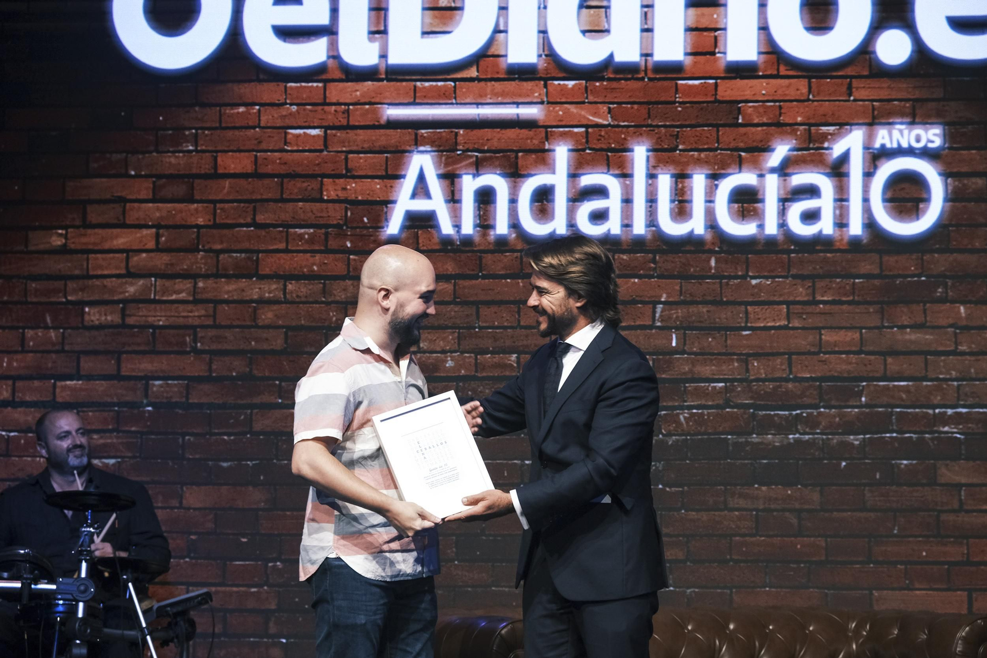 Beltrán Pérez, presidente de CTA, entregando el premio a Elena Ceballo, que recogió su pareja, Pablo López