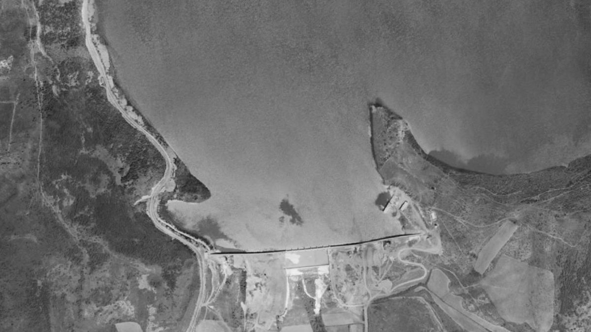 Vista aérea de la presa, ya con el embalse lleno, en 1958