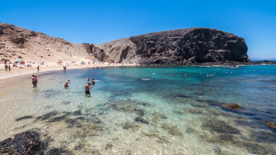 Reabre la playa de Papagayo, desalojada hace seis días tras volcar un camión con aguas fecales