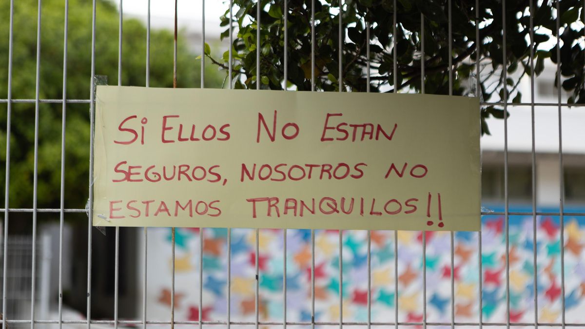 Uno de los carteles colgados en las verjas del colegio
