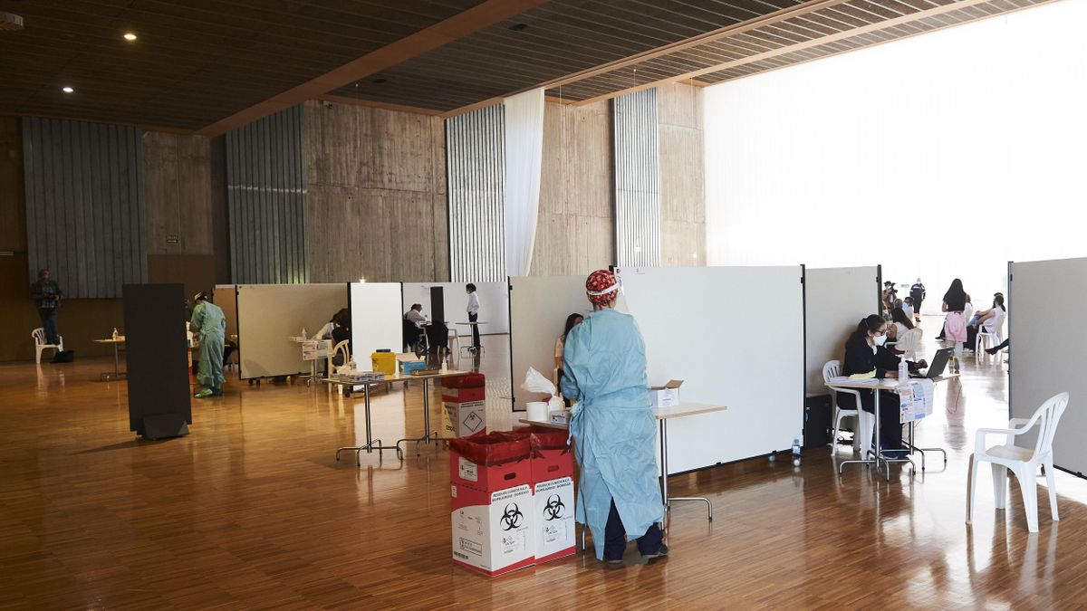 Una profesional sanitaria en el dispositivo de vacunación masiva frente al Covid-19, en el Palacio de Exposiciones y Congresos de Santander. Archivo