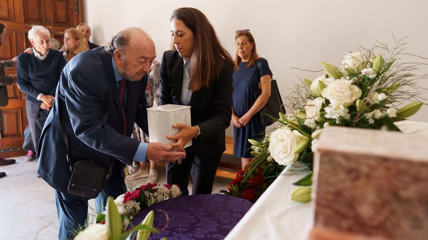 La biznieta y el nieto de Blas Cabrera colocan las cenizas del científico en el cementerio de San Luis, En La Laguna