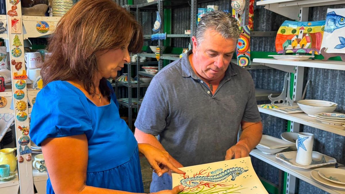 Martín Lario en su taller junto a la concejala de Artesanía Mayte Martínez. AYUNTAMIENTO DE LORCA