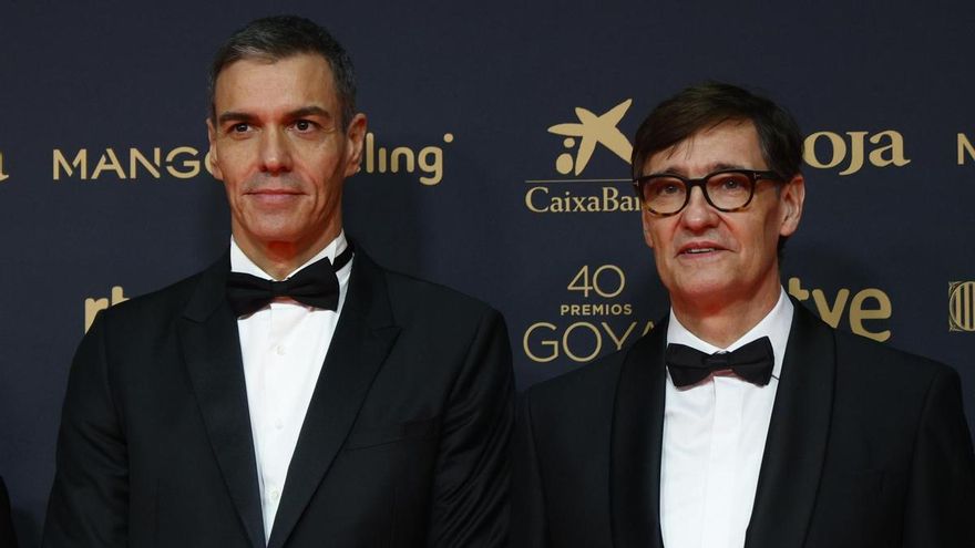El presidente del Gobierno Pedro Sánchez (i) y el presidente de la Generalitat Salvador Illa posan a su llegada a la ceremonia de entrega de los Premios Goya en su 40 edición, este sábado en el Auditorio Fórum CCIB de Barcelona.