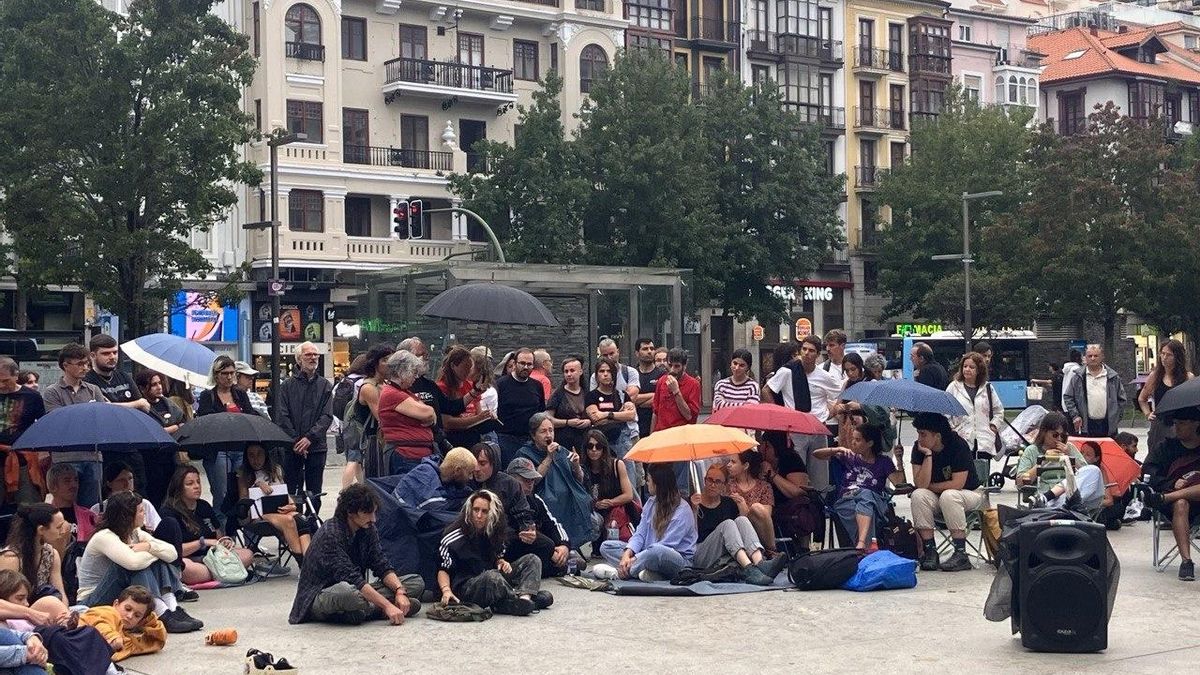 Asamblea popular por la vivienda organizada por el Sindicato de Vivienda de Cantabria.