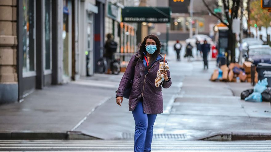 Una mujer pasea con mascarilla por Nueva York, Estados Unidos
