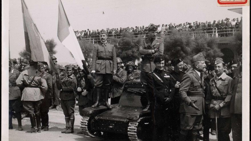 "El general Dávila y el general Doria Roiseco presidiendo el desfile de las tropas nacionales". 27 de agosto de 1937.