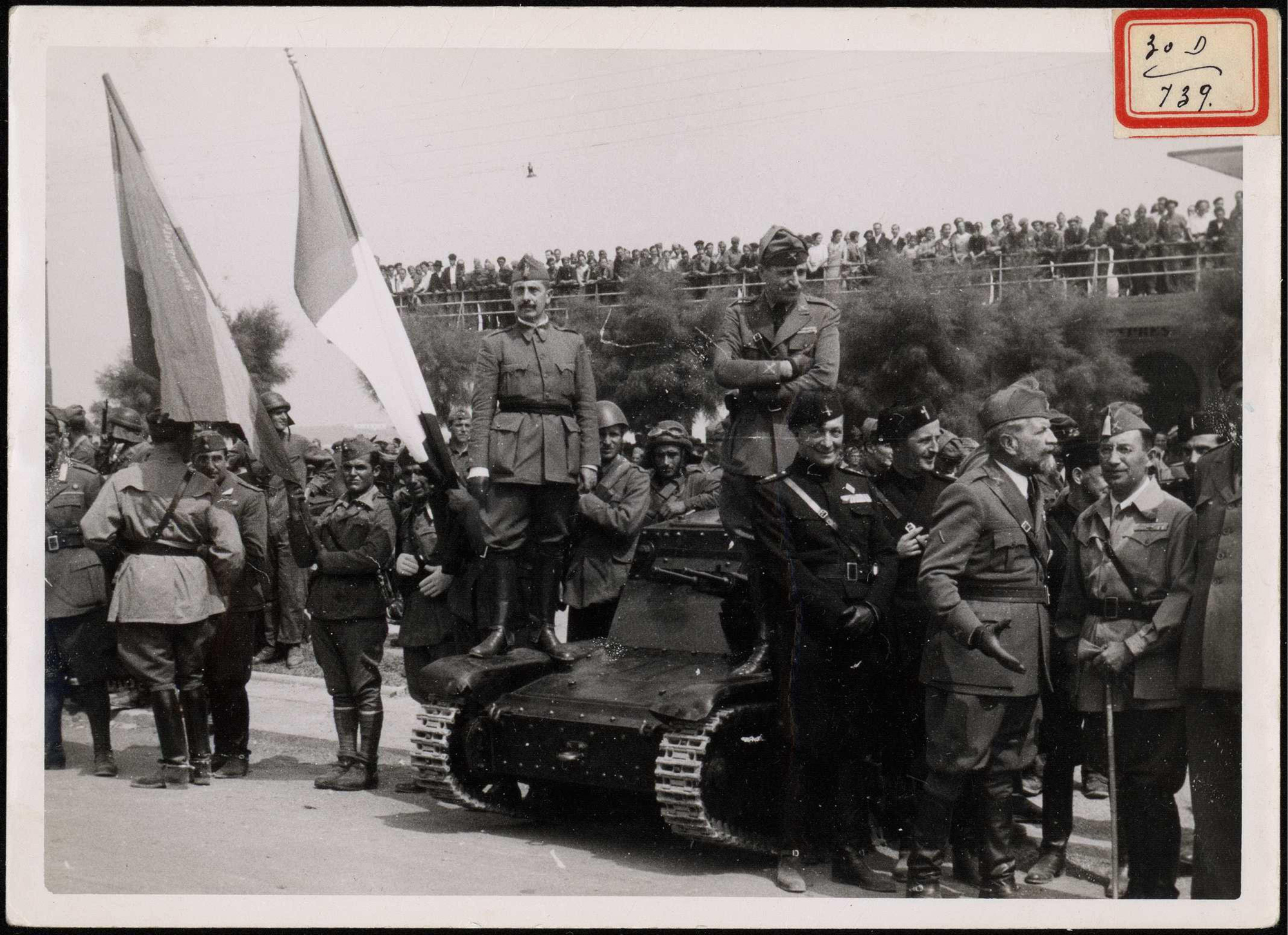 "El general Dávila y el general Doria Roiseco presidiendo el desfile de las tropas nacionales". 27 de agosto de 1937 | Biblioteca Nacional de España