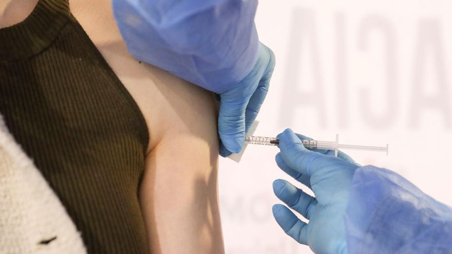 Personal sanitario administra la vacuna contra el coronavirus. EFE/Javier Cebollada/Archivo