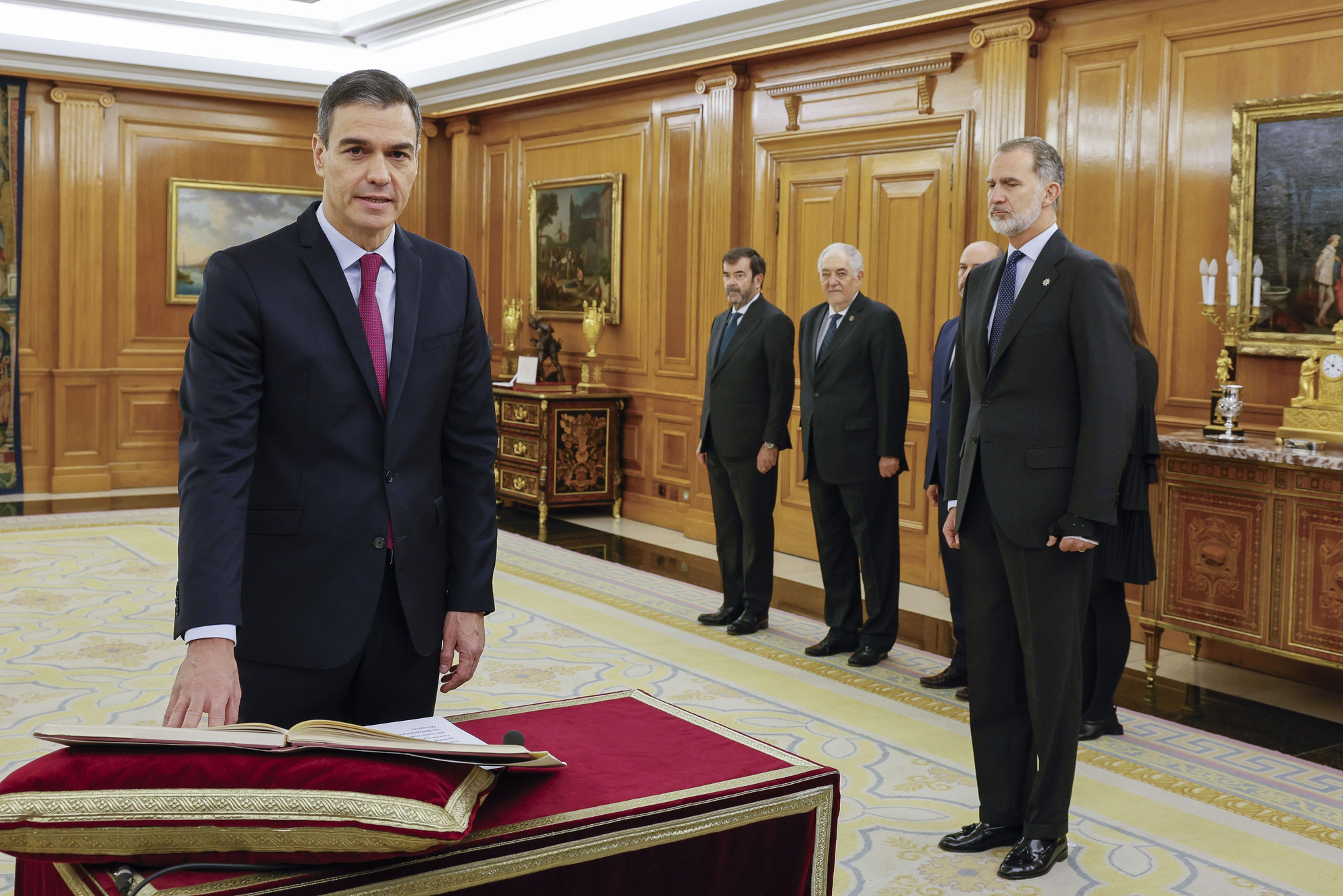 Pedro Sánchez promete su cargo de presidente del Gobierno ante el rey Felipe VI (d) y un ejemplar de la Constitución, el pasado viernes en el Salón de Audiencias del Palacio de la Zarzuela en Madrid. EFE/ Ballesteros POOL
