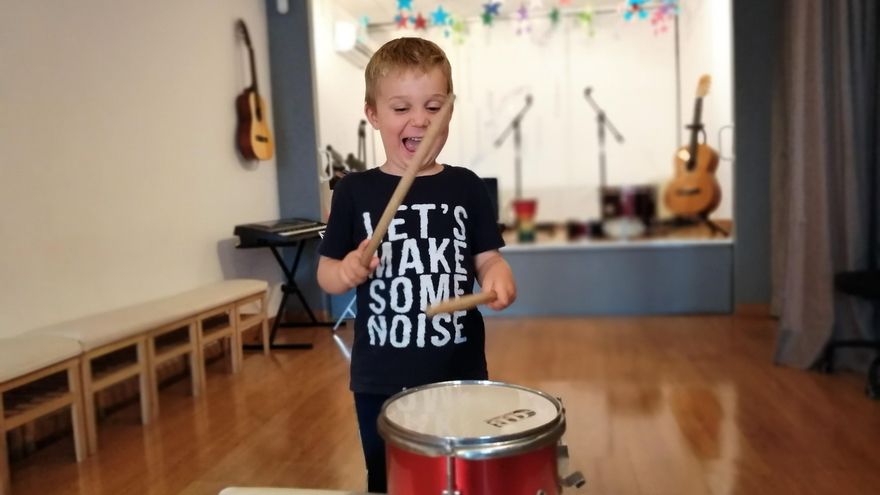 Un alumno del Taller Musical toca la batería.
