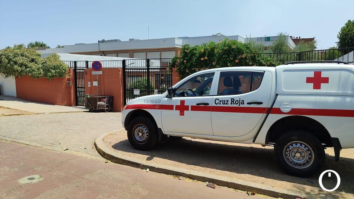 Cruz Roja en el Colegio Juan de Mena, donde se atiende a las personas del campamento que ha ardido este 1 de julio