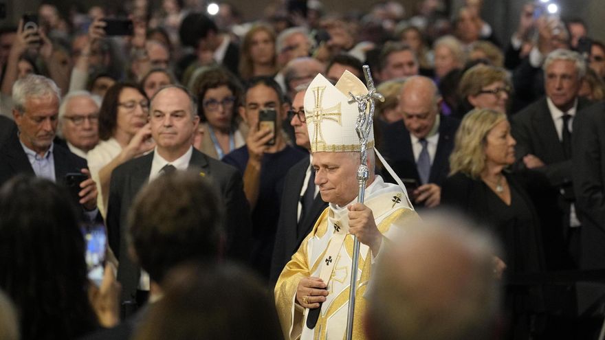 El papa León XIV, a su llegada a la misa en la Sagrada Familia.
