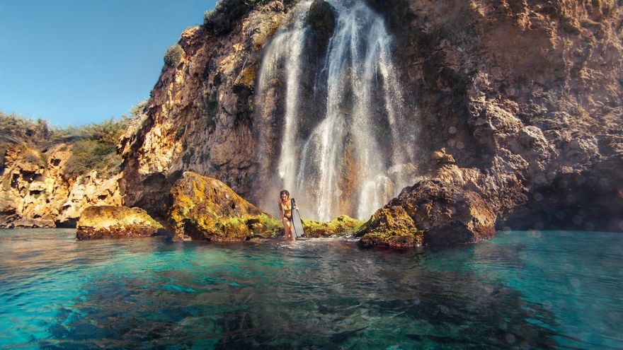 Un baño refrescante en los Acantilados de Maro: roca y aguas cristalinas entre Nerja y Almuñécar