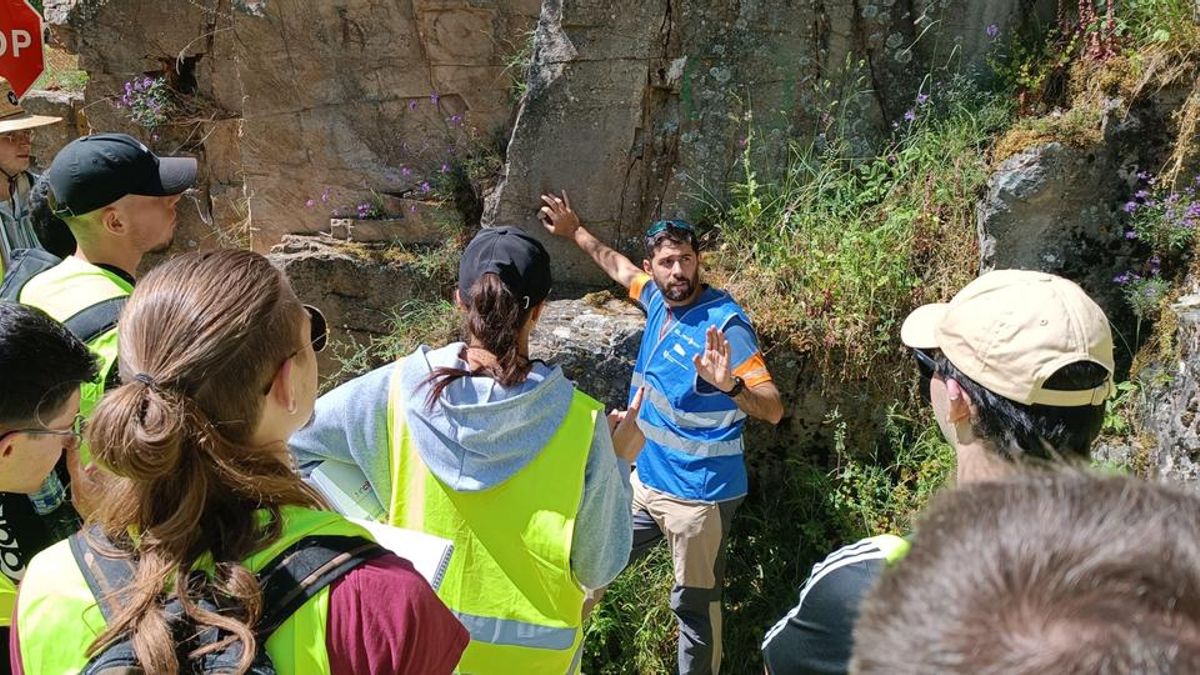 El investigador de la Universidad de León Javier Fernández con un grupo de estudiantes.