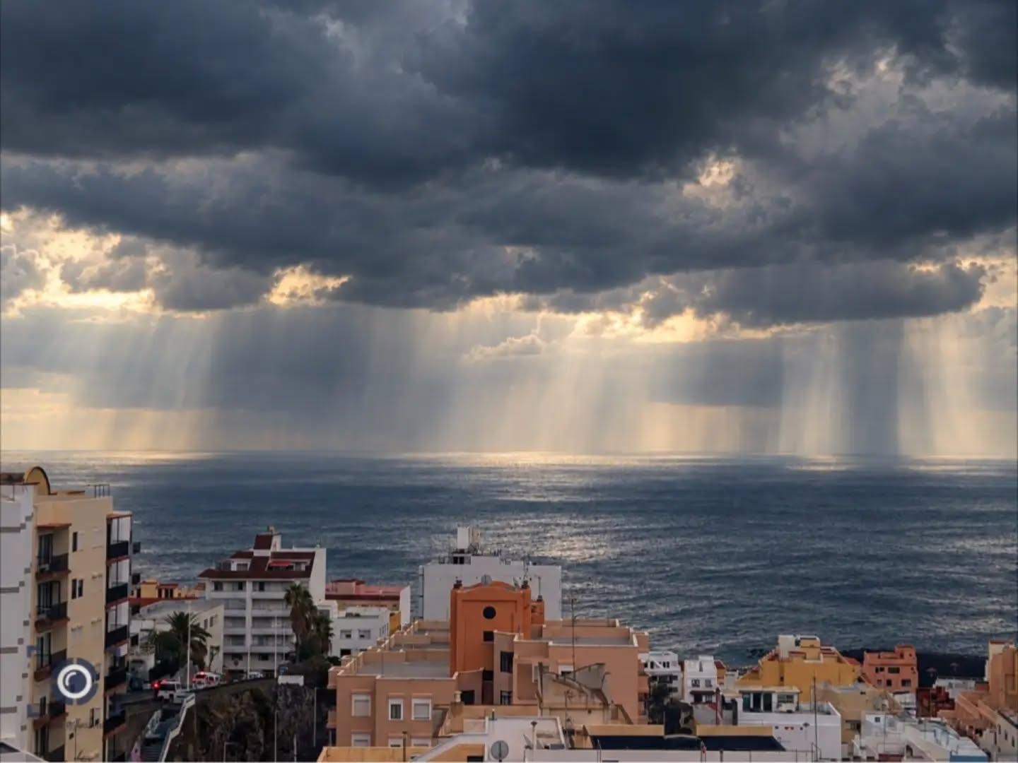 Unas nubes descargando frente a la costa de Santa Cruz de La Palma.
