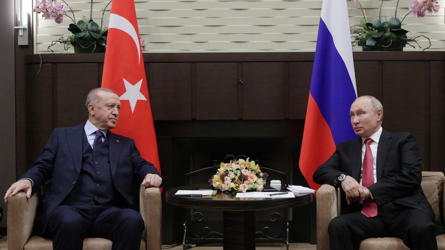 El presidente de Rusia, Vladímir Putin, (d) abandonó este miércoles su aislamiento al recibir a su homólogo ruso, Recep Tayyip Erdogan, (i) en su residencia en el balneario ruso de Sochi.