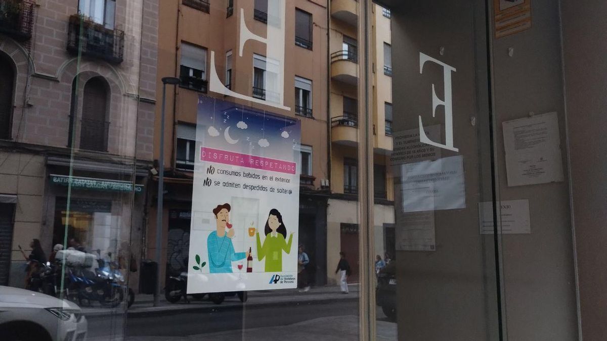 Uno de los locales de la calle advierte en un cartel que no se permite el consumo de bebidas en el exterior