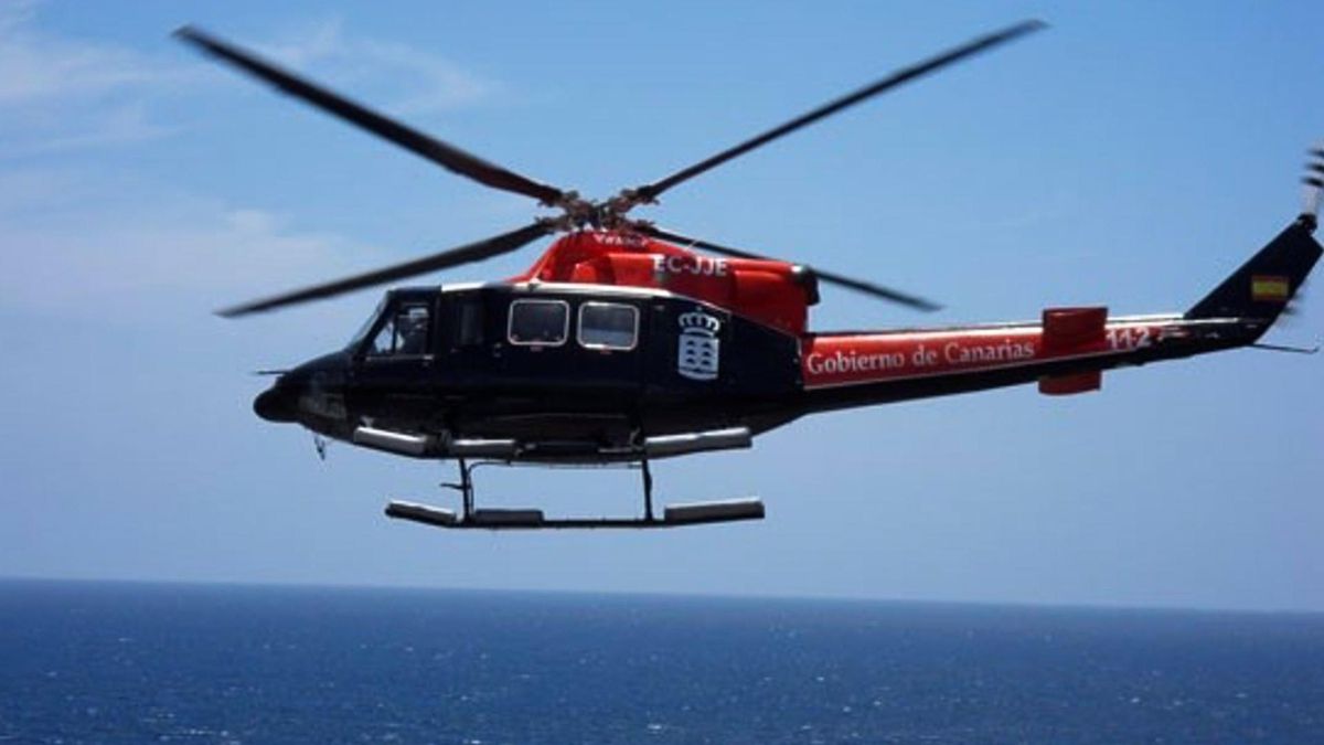 Un helicóptero del 1-1-2 sobrevolando el Océano Atlántico en una imagen de Archivo