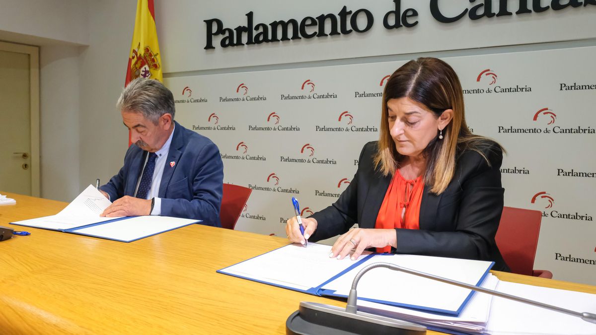 La presidenta de Cantabria, María José Sáenz de Buruaga, y el secretario general del PRC, Miguel Ángel Revilla, firman el acuerdo sobre los Presupuestos.