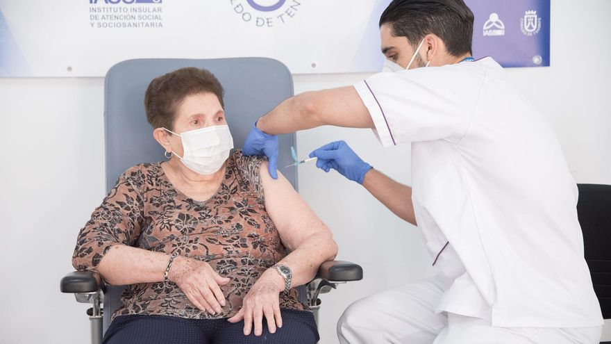 Anatolia, la primera persona vacunada contra la COVID-19 en Canarias