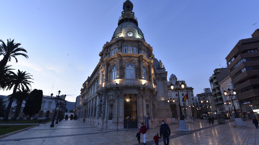 La Plaza del Ayuntamiento de Cartagena, iluminada en el anochecer