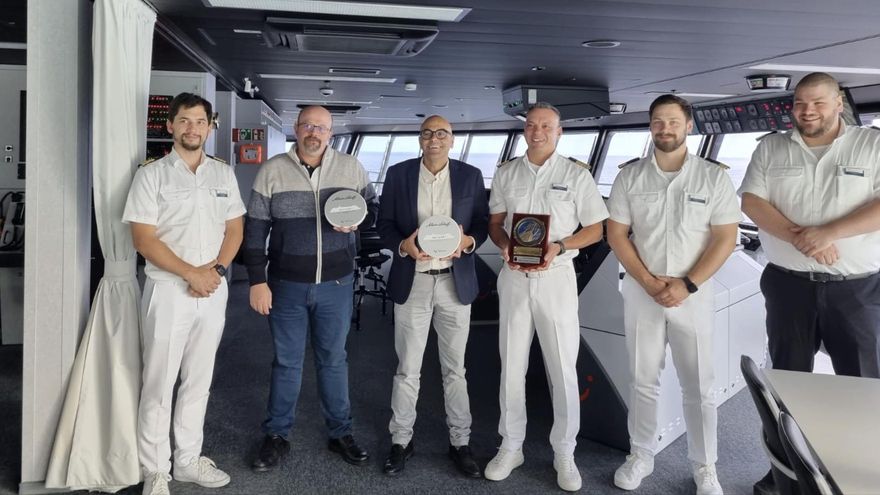 Acto de entrega de la tradicional metopa al capitán del ‘Mein Schiff 7’ con motivo de la primera escala del buque en el Puerto de Santa Cruz de La Palma.
