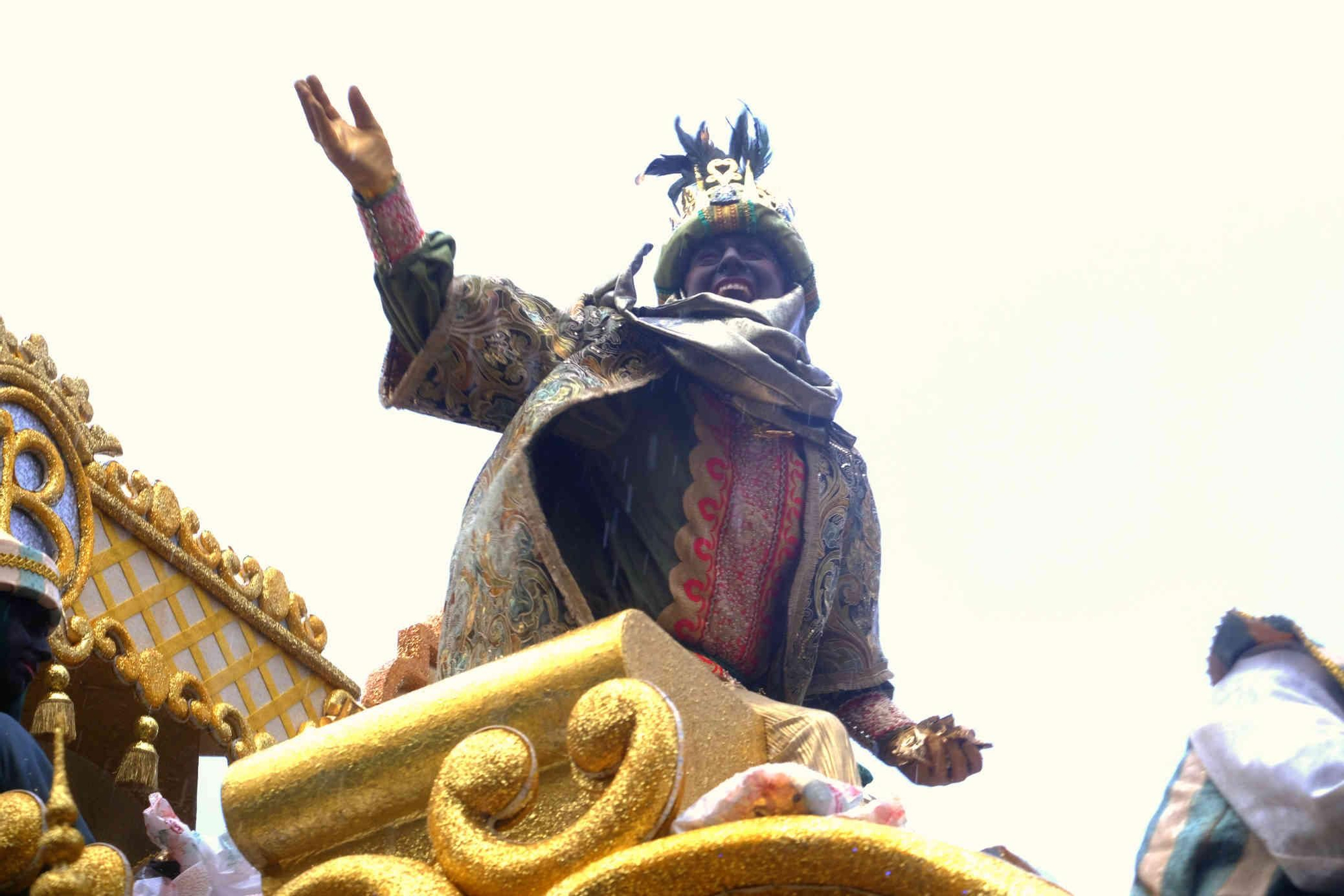 Un Moreno exultante saluda mientras lanza caramelos.