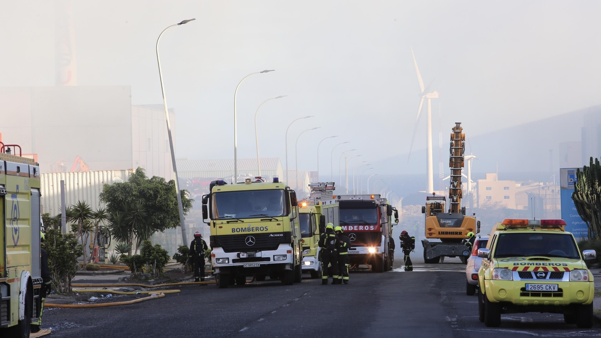 Los bomberos trabajan para controlar un incendio en una nave de Arinaga.