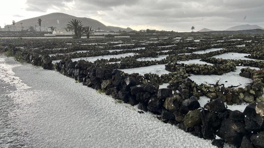 Paisaje de Lanzarote, cubierto de un manto blanco tras una intensa granizada este sábado