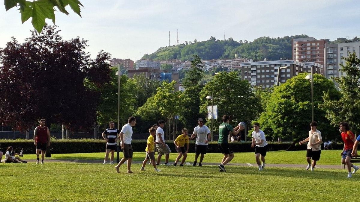 Aficionados del rugby de distintos equipos juegan un partido improvisado en el Parque de Doña Casilda en la Champions Rugby Village