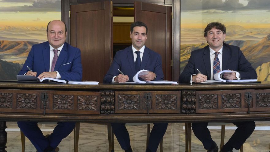 PNV y PSE-EE firman su coalición en Euskadi y destacan que Pradales tendrá "mayoría absoluta"