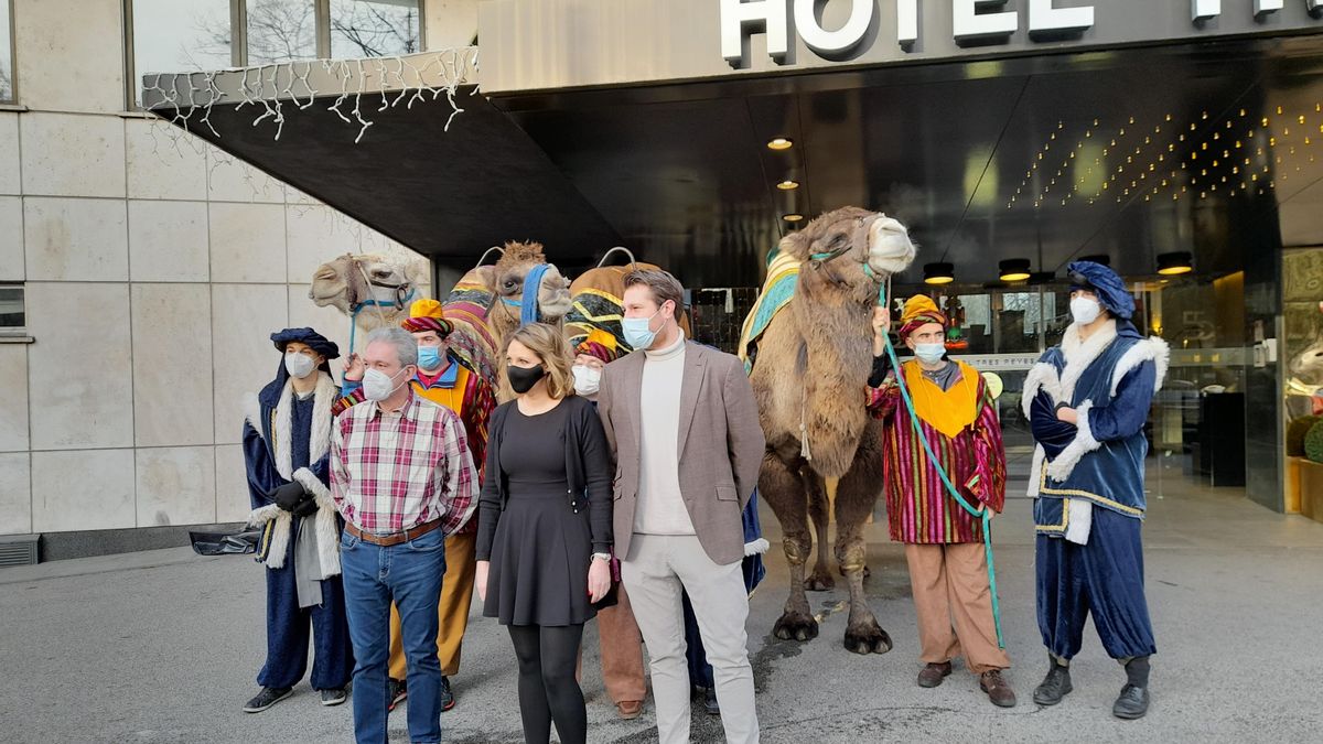 Representantes de la Asociación Cabalgata Reyes Magos de Pamplona, antes de la rueda de prensa