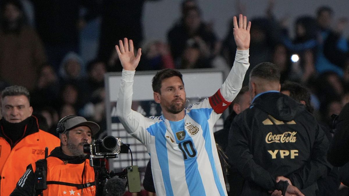 Lionel Messi convirtió 2 de los tres goles de Argentina contra Venezuela en el Monumental.