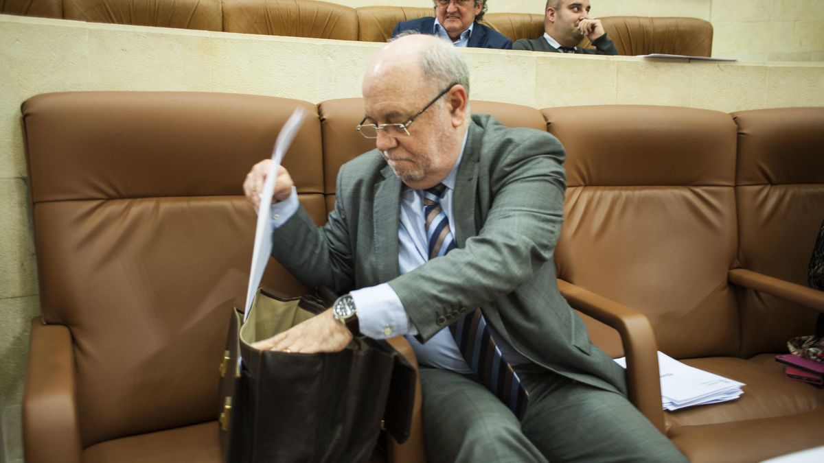 El consejero de Economía de Cantabria, Juan José Sota, en el Parlamento. |