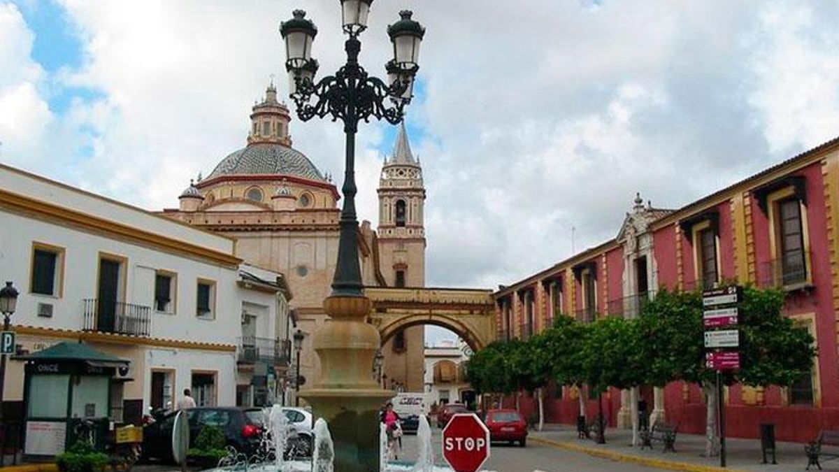 La integración del palacio, el arco y la iglesia conforma un conjunto arquitectónico barroco de primer orden que justifica la visita