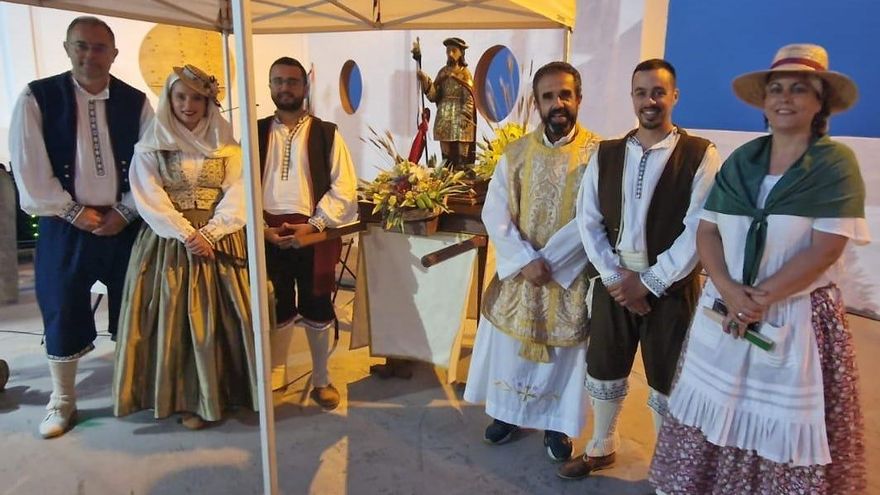 El alcalde, Idafe Hernández, participó en la romería vestido con traje típico.