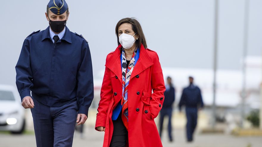 Imagen de archivo de la ministra de Defensa, Margarita Robles, acompañada por el coronel Enrique Fernández Ambel, en la base aérea de Morón de la Frontera (Sevilla). EFE/ Raúl Caro.