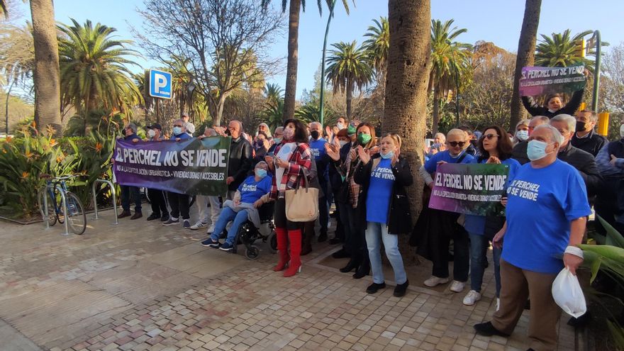 Concentración de vecinos de El Perchel a las puertas del ayuntamiento. | N.C.