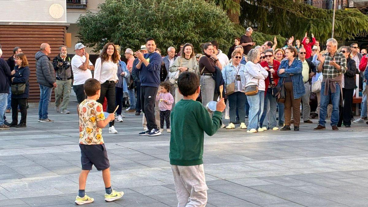 Dos niños en la protesta por la ampliación de la zona azul de Guadalajara