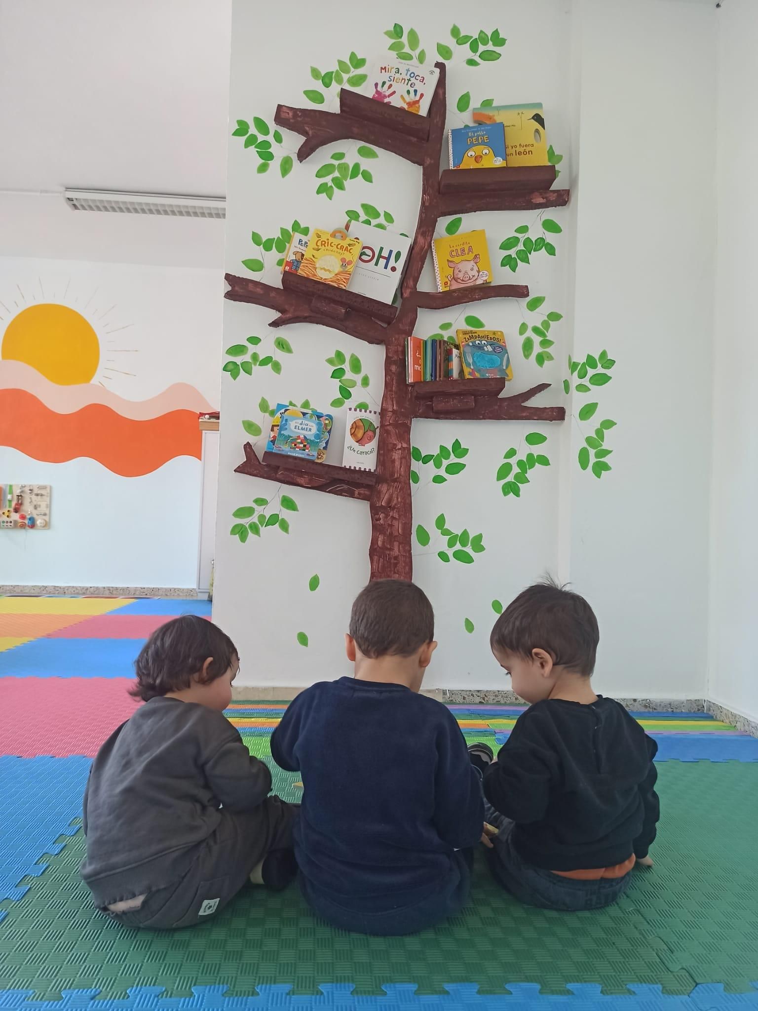 El 'Árbol de los Cuentos' del aula del colegio de Villablino.