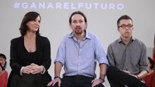 Carolina Bescansa, junto a Pablo Iglesias e Íñigo Errejón, durante un acto de la campaña electoral de 2015.