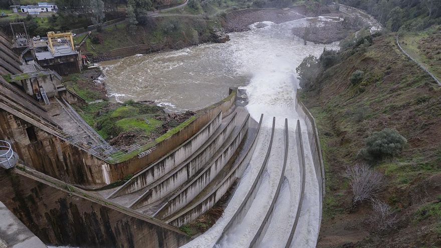 El Guadalmellato desembalsa más de 100 metros cúbicos de agua por segundo y casi llena ya Navallana