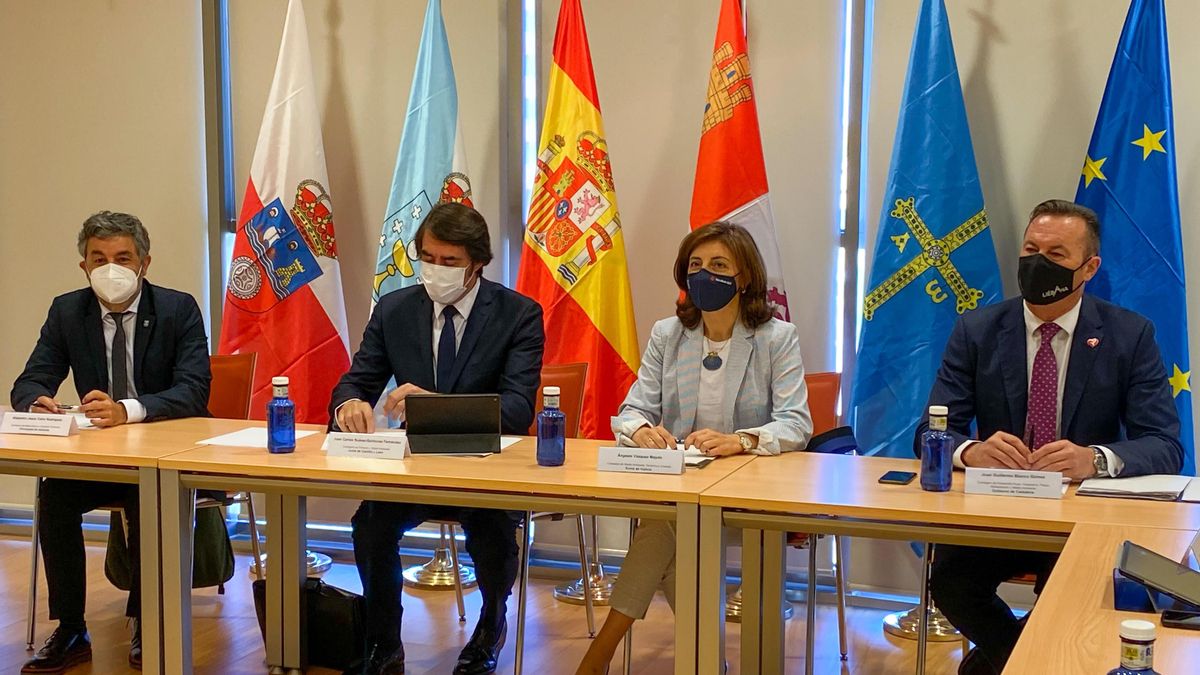 Los consejeros de Castilla y León, Galicia, Asturias y Cantabria durante la comparecencia