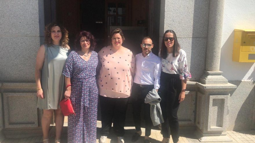 La alcaldesa de Torrecampo (centro) con el resto de ediles del PSOE, en una imagen de archivo.